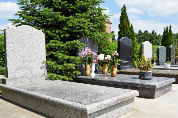 Pose d'un monument en granit dans un cimetière à Saint Pierre 974 