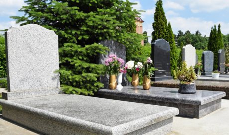 Pose d'un monument en granit dans un cimetière à Saint Pierre 974 